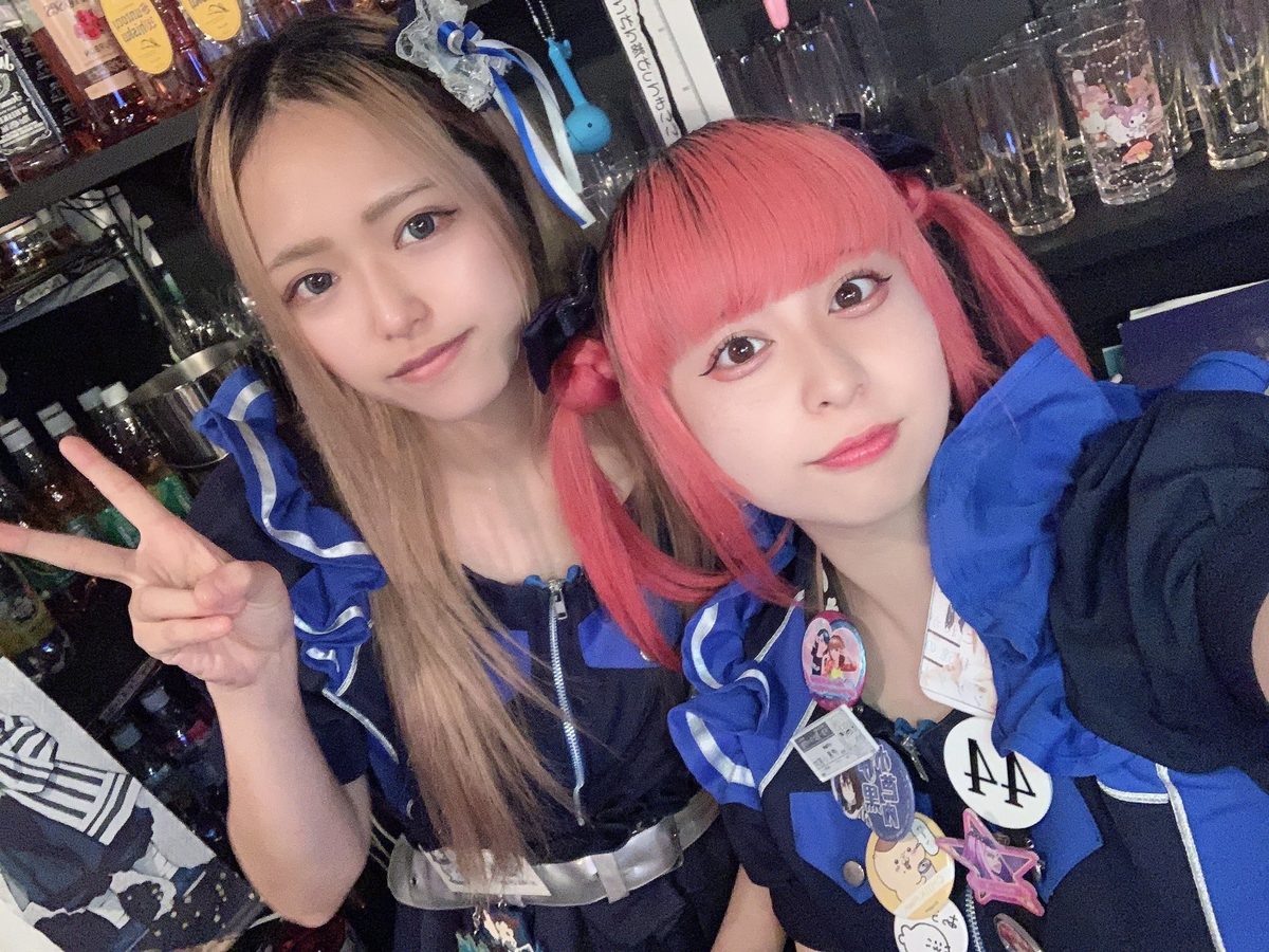 制服姿のキャストたち